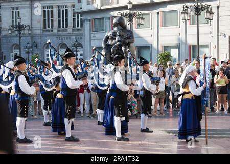 Groupe de bagpipe royal de la ville d'Oviedo, dans le nord de l'Espagne. Il y a 50 composants, dont des cornemuseurs, des percussionnistes et des accordéonistes. Banque D'Images