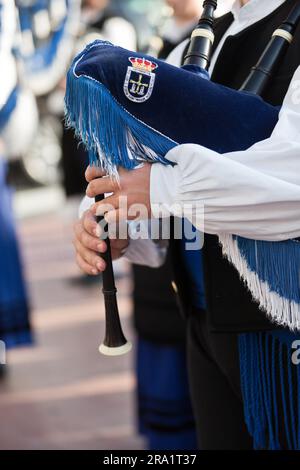 Groupe de bagpipe royal de la ville d'Oviedo, dans le nord de l'Espagne. Il y a 50 composants, dont des cornemuseurs, des percussionnistes et des accordéonistes. Banque D'Images