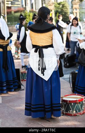 Groupe de bagpipe royal de la ville d'Oviedo, dans le nord de l'Espagne. Il y a 50 composants, dont des cornemuseurs, des percussionnistes et des accordéonistes. Banque D'Images