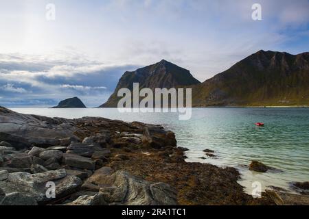 Barque rouge sur le sean près de la ville de Leknes, île Lofoten, non Banque D'Images