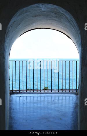 Arcade surplombant l'océan depuis El Morro Banque D'Images