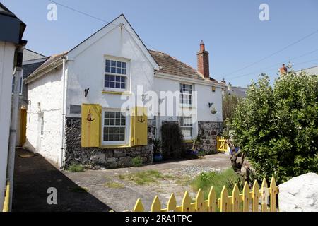 On y voit la quintessence de Cornish Cottage, située au calme dans le village de Coverack. Banque D'Images