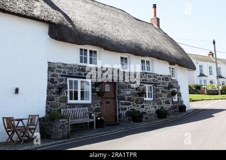 On y voit la quintessence de Cornish Cottage, située au calme dans le village de Coverack. Banque D'Images