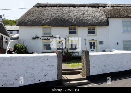 On y voit la quintessence de Cornish Cottage, située au calme dans le village de Coverack. Banque D'Images