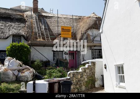 On y voit la quintessence de Cornish Cottage, située au calme dans le village de Coverack. Banque D'Images