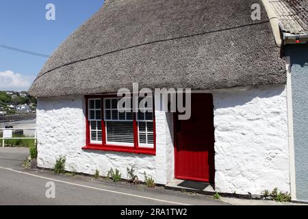 On y voit la quintessence de Cornish Cottage, située au calme dans le village de Coverack. Banque D'Images