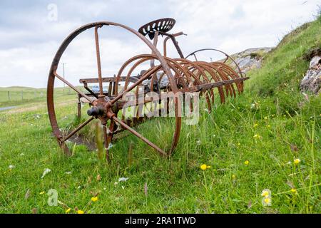 Machine de production de foin abandonnée ( Tumbling Tam) Boudd, île de Coll, Hébrides intérieures, Écosse, Royaume-Uni. Banque D'Images