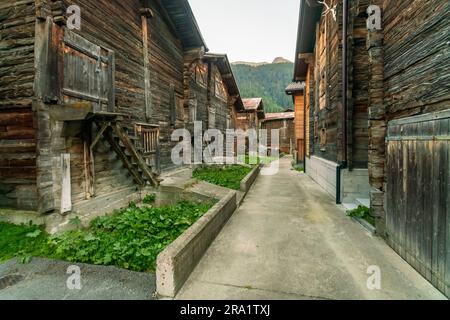 Village historique avec maisons en bois au Valais, suisse Banque D'Images