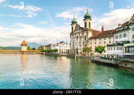 La vieille ville de Lucerne avec le Jesuitenkirche et la chapelle des épouses sur la Reuss Banque D'Images