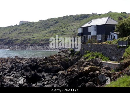 On y voit la quintessence de Cornish Cottage, située au calme dans le village de Coverack. Banque D'Images