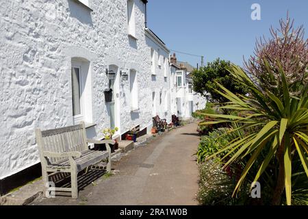 On y voit la quintessence de Cornish Cottage, située au calme dans le village de Coverack. Banque D'Images