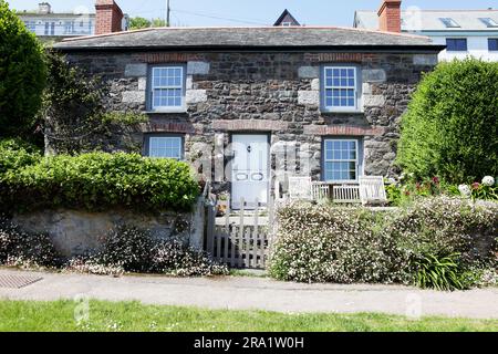 On y voit la quintessence de Cornish Cottage, située au calme dans le village de Coverack. Banque D'Images