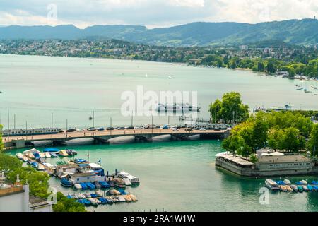 Vue sur le lac de Zurich avec les montagnes en arrière-plan, Suisse Banque D'Images