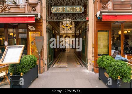 Entrée de la Galerie Vivienne, centre commercial historique avec boutiques de luxe au 2nd Arr. Paris, France Banque D'Images