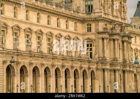 Façade du Musée du Louvre, Paris, France Banque D'Images