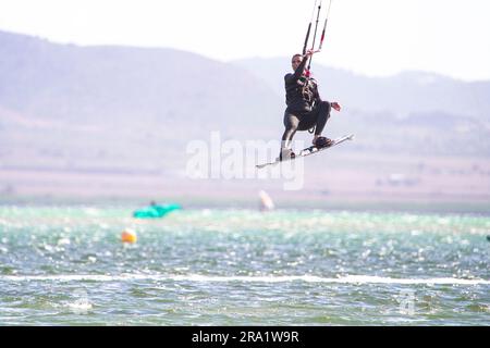 Femme faire des trucs avec son conseil pratique kitesurf saut dans l'air Banque D'Images