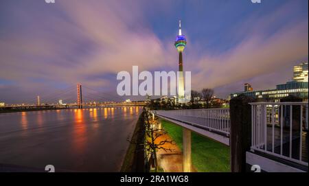 Tour de télévision sur le Rhin à Düsseldorf la nuit, Allemagne Banque D'Images