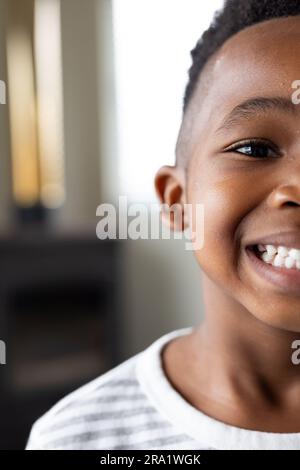 Portrait d'un garçon afro-américain heureux regardant l'appareil photo et souriant Banque D'Images