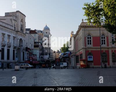 Rue un matin d'été à Istanbul, Turquie Banque D'Images