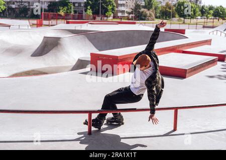 skater tombant en train de faire un tour de cascades Banque D'Images