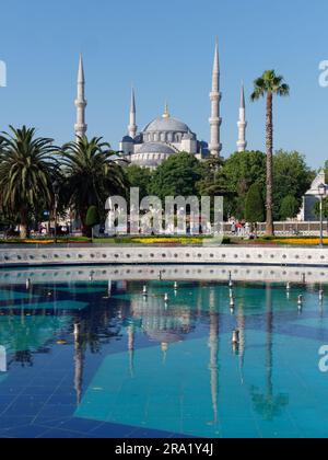 Sultan Ahmed aka Mosquée Bleue avec fontaine devant, quartier Sultanahmet, Istanbul, Turquie Banque D'Images