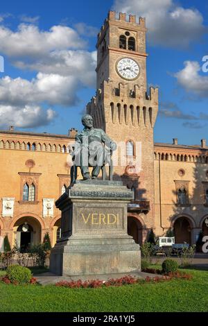 Monument Verdi en face du château de la ville Rocca Pallavicino, Italie, Emilie-Romagne, Busseto Banque D'Images