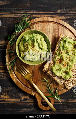 Guacamole d'avocat dans un bol Banque D'Images