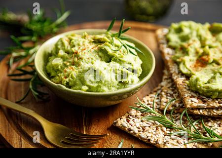 Guacamole d'avocat dans un bol Banque D'Images
