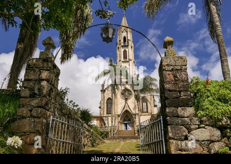 Vue sur l'église par la porte de stoney, ciel bleu avec des nuages blancs, Sanctuaire Caraça, Minas Gerais, Brésil Banque D'Images