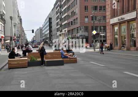 Berlin, Allemagne. 29th juin 2023. Actuellement encore sans voitures, mais à partir du 1st juillet 2023 de retour avec eux: La zone piétonne de FriedrichstraSe sera de nouveau levée à Berlin, Allemagne, 29 juin 2023. Banque D'Images