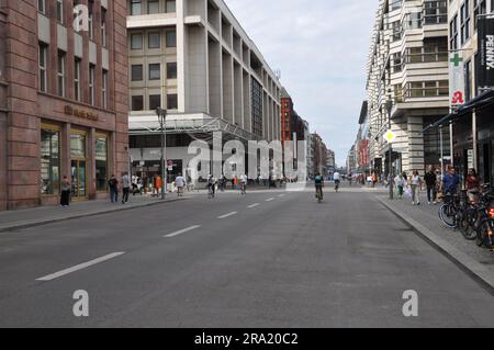 Berlin, Allemagne. 29th juin 2023. Actuellement encore sans voitures, mais à partir du 1st juillet 2023 de retour avec eux: La zone piétonne de FriedrichstraSe sera de nouveau levée à Berlin, Allemagne, 29 juin 2023. Banque D'Images