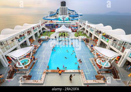 Grand angle sur la piscine & jacuzzi du bateau de croisière World Dream en Asie, entonnoir, toboggans aquatiques. 2023 : MS Manara (Cruise Saudi / Aroya Cruises) Banque D'Images