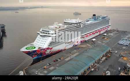 Vue aérienne drone du bateau de croisière géant World Dream amarré dans le port de Manille, port, baie, Philippines. 2023 : MS Manara (Cruise Saudi / Aroya Cruises) Banque D'Images