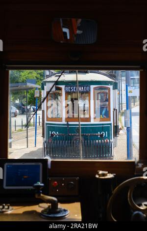 Les chauffeurs de taxi à l'intérieur d'un tramway traditionnel à Porto, Portugal, 2023. Banque D'Images