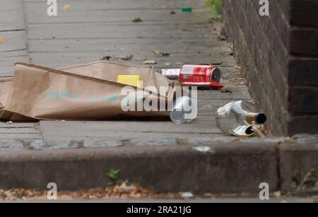 Londres, Royaume-Uni. 30th juin 2023. Des articles sur le sol à côté d'un marqueur de preuves, sur les lieux de la route Elthorne, Islington, dans le nord de Londres, où Un garçon, censé être âgé de 15 ans et un homme âgé de 23 ans, ont été poignardés hier soir (Thurs). Une double enquête de meurtre a été lancée. Crédit photo: Ben Cawthra/Sipa USA crédit: SIPA USA/Alay Live News Banque D'Images