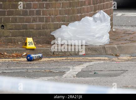 Londres, Royaume-Uni. 30th juin 2023. Des articles sur le sol à côté d'un marqueur de preuves, sur les lieux de la route Elthorne, Islington, dans le nord de Londres, où Un garçon, censé être âgé de 15 ans et un homme âgé de 23 ans, ont été poignardés hier soir (Thurs). Une double enquête de meurtre a été lancée. Crédit photo: Ben Cawthra/Sipa USA crédit: SIPA USA/Alay Live News Banque D'Images