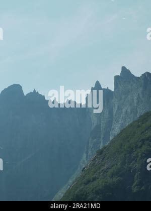 The Trollveggen Wall ou Trollveggen - une partie du massif de montagne Trolltindene (sommets de Trolltlindene) en Norvège Banque D'Images