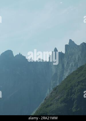 The Trollveggen Wall ou Trollveggen - une partie du massif de montagne Trolltindene (sommets de Trolltlindene) en Norvège Banque D'Images