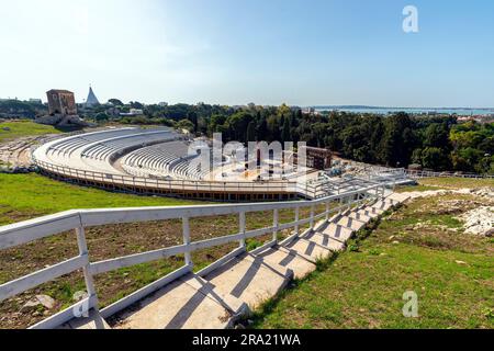 Admirez l'ancien théâtre grec dans le parc archéologique de Syracuse, en Italie. Banque D'Images