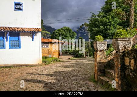 Vue à l'entrée du Sanctuaire Caraca en plein soleil, nuages sombres avec des bâtiments en arrière-plan, Minas Gerais, Brésil Banque D'Images