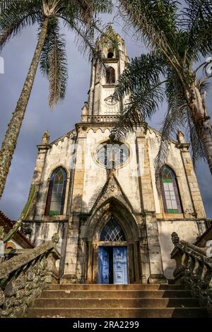 Vue de face de l'église avec palmiers au soleil, Sanctuaire Caraca, Minas Gerais, Brésil Banque D'Images