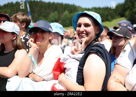 Spielberg, Autriche. 30th juin 2023. Valtteri Bottas (fin) Alfa Romeo F1 fan de l'équipe. 30.06.2023. Championnat du monde Formula 1, Rd 10, Grand Prix d'Autriche, Spielberg, Autriche, Jour de qualification. Le crédit photo doit être lu : images XPB/Press Association. Crédit : XPB Images Ltd/Alamy Live News Banque D'Images