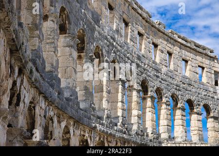 L'amphithéâtre de Pula, situé à Istrie, en Croatie, est une structure romaine remarquablement préservée qui témoigne de sa grandeur Banque D'Images