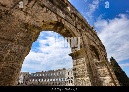 L'amphithéâtre de Pula, situé à Istrie, en Croatie, est une structure romaine remarquablement préservée qui témoigne de sa grandeur Banque D'Images