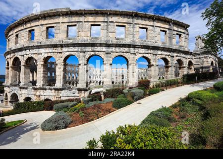 L'amphithéâtre de Pula, situé à Istrie, en Croatie, est une structure romaine remarquablement préservée qui témoigne de sa grandeur Banque D'Images