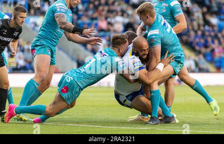 Warrington, Cheshire, Angleterre 29th juin 2023. Sam Kasiano de Warrington s'est attaqué au sol, pendant Warrington Wolves V Leeds Rhinos au stade Halliwell Jones, la Super League de Betfred, Warrington (Credit image: ©Cody Froggatt/Alamy Live news) Banque D'Images