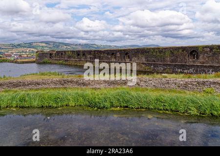 Le château de Caerphilly, une fortification partiellement détruite, datant du 13th siècle. Caerphilly Mid-Glamorgan Sud-Galles, Royaume-Uni - 25th juin Banque D'Images