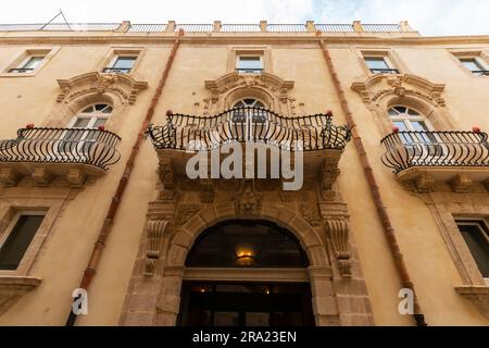 Palazzo Bongiovanni, piazza Duomo, île d'Ortiga, Syracuse. Les balcons de style baroque du portail principal du Palazzo Bongiovanni à Syracuse, ITA Banque D'Images