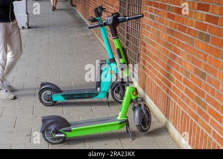 Des scooters électriques sont garés dans le centre-ville. Les transports publics mobiles se tiennent à l'extérieur Banque D'Images