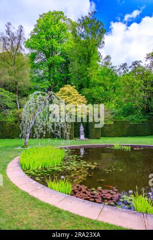 La paisible transité des eaux fixes dans le jardin circulaire de la piscine à KNightshayes court, n ° Tiverton, Devon, Angleterre, Royaume-Uni Banque D'Images